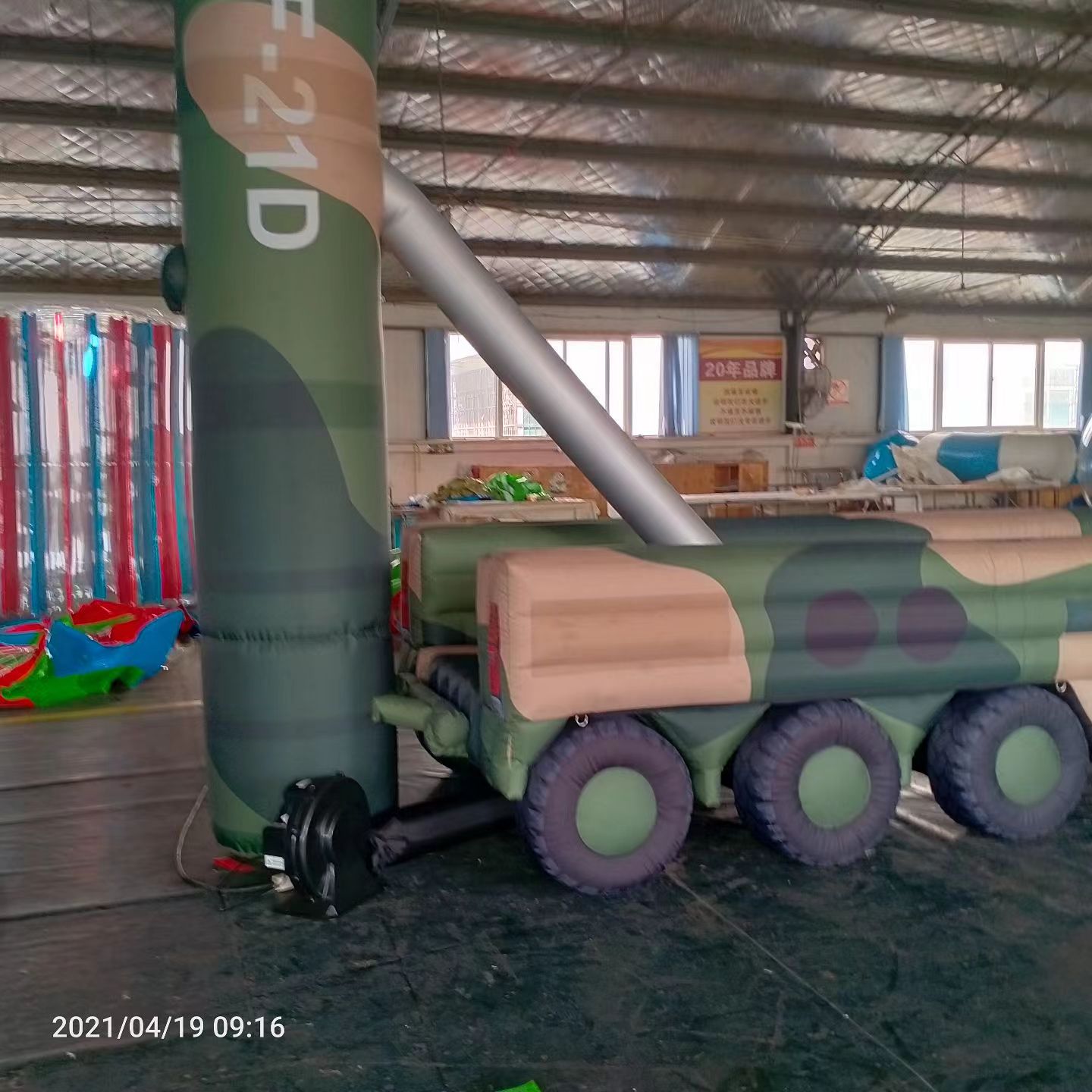 浉河军事演习中的充气目标车辆：模拟发射车雷达车坦克飞机